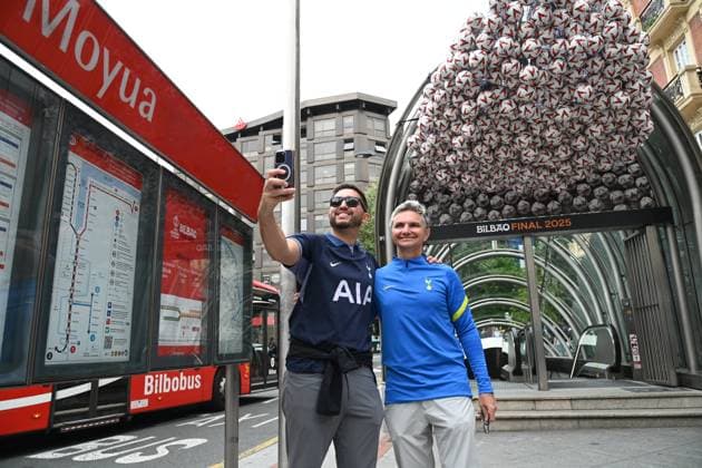 Bilbao prepares for the UEFA Europa League final Fans visit the city center ahead of the match between Manchester United and Tottenham on the occasion of the Europa League final on 21 May 2025 in Bilbao, Biscay, Basque Country Spain San Mamés stadium hosts the match between Manchester United and Tottenham that will decide the European silver division champion The final is the biggest event held in Bilbao to date 21 MAY 2025 Bilbao, Vizcaya Pais Vasco Bilbao, Vizcaya Pais Vasco Espana  Copyright: xDavidxdexHarox 6738500