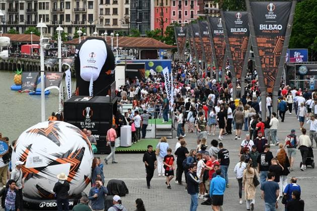 Bilbao prepares for the UEFA Europa League final Fans visit the city center ahead of the match between Manchester United and Tottenham on the occasion of the Europa League final on 21 May 2025 in Bilbao, Biscay, Basque Country Spain San Mamés stadium hosts the match between Manchester United and Tottenham that will decide the European silver division champion The final is the biggest event held in Bilbao to date 21 MAY 2025 Bilbao, Vizcaya Pais Vasco Bilbao, Vizcaya Pais Vasco Espana  Copyright: xDavidxdexHarox 6738509