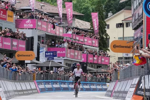 Carapaz Richard of Ef Education - Easypost Team winner of the stage during the stage 11 of the Giro d™Italia from Viareggio to Castelnovo ne Monti, Italy - Wednesday, May 21, 2025. - cycling.  Copyright: xGianxMattiaxD Alberto LaPressex