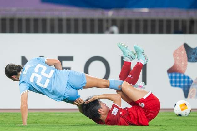 (250521) -- WUHAN, May 21, 2025 -- Bryleeh Henry (L) of Melbourne City FC competes during the semifinal between Hyundai Steel Red Angels Women s FC of South Korea and Melbourne City FC of Australia at the 2024 2025 AFC Women s Champions League in Wuhan, China, May 21, 2025. ) (SP)CHINA-WUHAN-FOOTBALL-AFC WOMEN S CHAMPIONS LEAGUE-SEMIFINAL (CN) WuxZhizun 