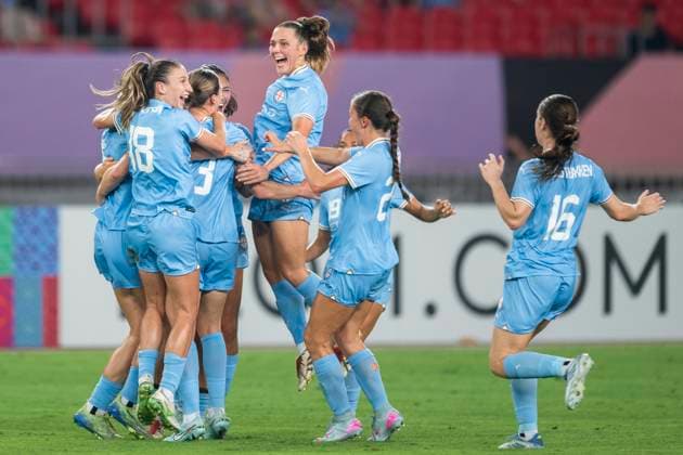 (250521) -- WUHAN, May 21, 2025 -- Players of Melbourne City FC celebrate after winning the semifinal between Hyundai Steel Red Angels Women s FC of South Korea and Melbourne City FC of Australia at the 2024 2025 AFC Women s Champions League in Wuhan, China, May 21, 2025. ) (SP)CHINA-WUHAN-FOOTBALL-AFC WOMEN S CHAMPIONS LEAGUE-SEMIFINAL (CN) WuxZhizun 