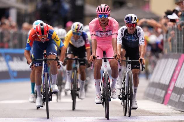 Del Toro Romero Isaac of Uae Team Emirates Xrg pink jersey during the stage 11 of the Giro d™Italia from Viareggio to Castelnovo ne Monti, Italy - Wednesday, May 21, 2025. - cycling.  Copyright: xFabioxFerrari LaPressex