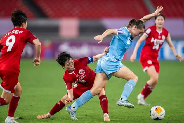 (250521) -- WUHAN, May 21, 2025 -- Karly Roestbaken (2nd R) of Melbourne City FC vies with Jang Chang (2nd L) of Hyundai Steel Red Angels Women s FC during the semifinal between Hyundai Steel Red Angels Women s FC of South Korea and Melbourne City FC of Australia at the 2024 2025 AFC Women s Champions League in Wuhan, China, May 21, 2025. ) (SP)CHINA-WUHAN-FOOTBALL-AFC WOMEN S CHAMPIONS LEAGUE-SEMIFINAL (CN) WuxZhizun 
