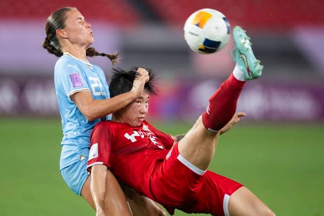 (250521) -- WUHAN, May 21, 2025 -- Ko Yoo Jin (R) of Hyundai Steel Red Angels Women s FC competes during the semifinal between Hyundai Steel Red Angels Women s FC of South Korea and Melbourne City FC of Australia at the 2024 2025 AFC Women s Champions League in Wuhan, China, May 21, 2025. ) (SP)CHINA-WUHAN-FOOTBALL-AFC WOMEN S CHAMPIONS LEAGUE-SEMIFINAL (CN) WuxZhizun 