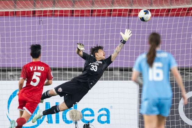 (250521) -- WUHAN, May 21, 2025 -- Kim Minjung (C) of Hyundai Steel Red Angels Women s FC makes a save during the semifinal between Hyundai Steel Red Angels Women s FC of South Korea and Melbourne City FC of Australia at the 2024 2025 AFC Women s Champions League in Wuhan, China, May 21, 2025. ) (SP)CHINA-WUHAN-FOOTBALL-AFC WOMEN S CHAMPIONS LEAGUE-SEMIFINAL (CN) WuxZhizun 