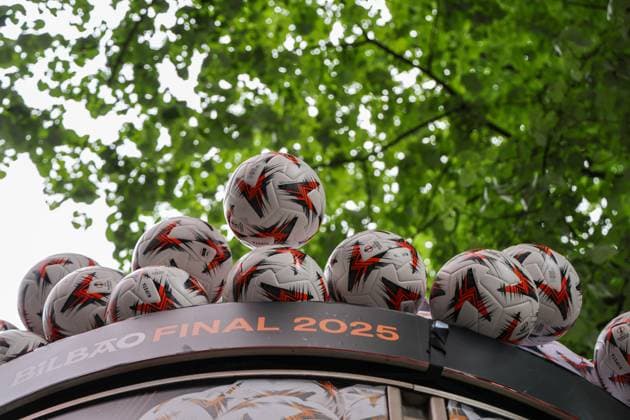 May 21, 2025, Bilbao, Catalogna, Spagna: Bilbao (ESP) Europa League Final 2025, Village organized for Manchester and Tottenham fans before the match.In Photo: fans of the two teams playing and waiting for the final Bilbao Spagna - ZUMAs236 20250521_aap_s236_026 Copyright: xFabioxSassox