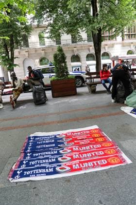 May 21, 2025, Bilbao, Catalogna, Spagna: Bilbao (ESP) Europa League Final 2025, Village organized for Manchester and Tottenham fans before the match.In Photo: fans of the two teams playing and waiting for the final Bilbao Spagna - ZUMAs236 20250521_aap_s236_033 Copyright: xFabioxSassox