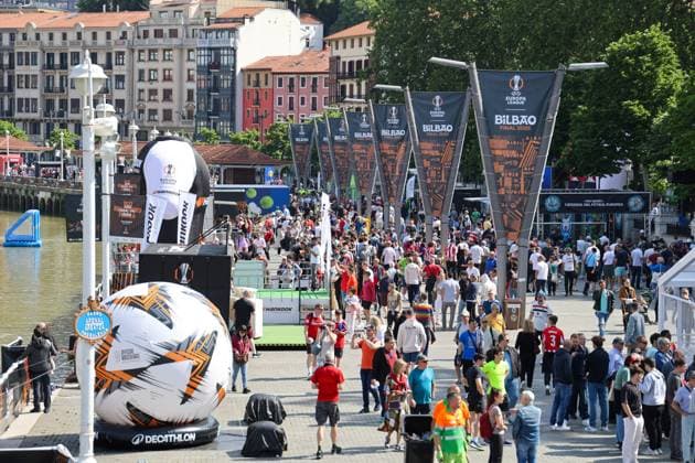 May 21, 2025, Bilbao, Catalogna, Spagna: Bilbao (ESP) Europa League Final 2025, Village organized for Manchester and Tottenham fans before the match.In Photo: fans of the two teams playing and waiting for the final Bilbao Spagna - ZUMAs236 20250521_aap_s236_072 Copyright: xFabioxSassox