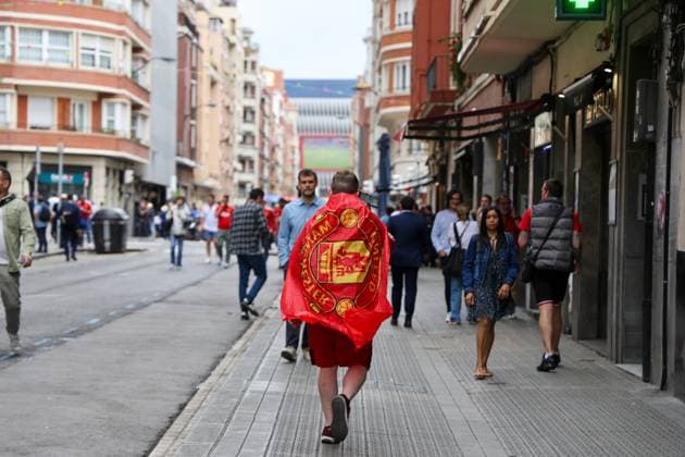 May 21, 2025, Bilbao, Catalogna, Spagna: Bilbao (ESP) Europa League Final 2025, Village organized for Manchester and Tottenham fans before the match.In Photo: fans of the two teams playing and waiting for the final Bilbao Spagna - ZUMAs236 20250521_aap_s236_075 Copyright: xFabioxSassox