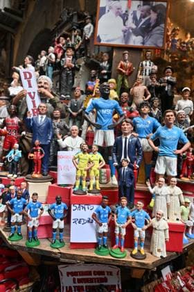 Get ready in the historic center for the possible victory of the 4th championship of Napoli football, Nativity scene statuette of Pedro of Lazio, Italy (Felice De Martino SPP) Copyright: xFelicexDexMartino SPPx spp-en-FeDeMa-DMF_7485