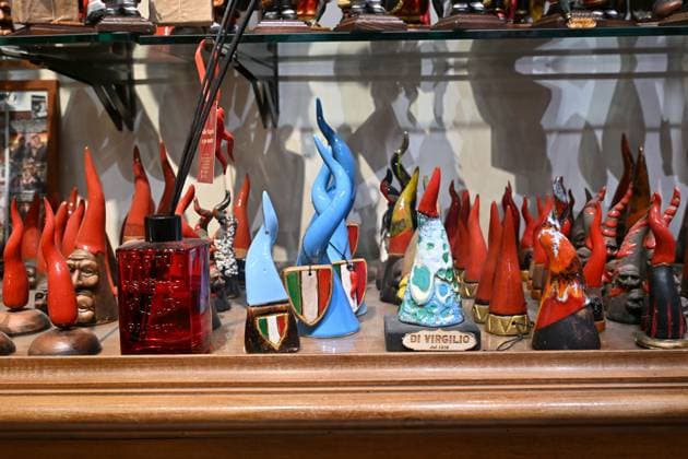 Get ready in the historic center for the possible victory of the 4th championship of Napoli football, Lucky horn, Italy (Felice De Martino SPP) Copyright: xFelicexDexMartino SPPx spp-en-FeDeMa-DMF_7535