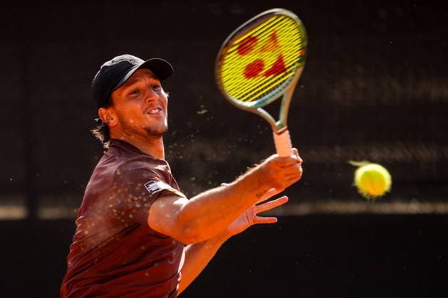 HAMBURG, GERMANY - MAY 21: Luciano Darderi of Italy plays a forehand in his Men s Singles Second Round match against Brandon Nakashima of United States during Day Five of the Bitpanda Hamburg Open at Am Rothenbaum on May 21, 2025 in Hamburg, Germany. (Photo by Rene Nijhuis) SPO  Copyright: xRenexNijhuis