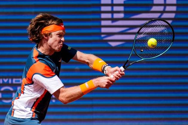HAMBURG, GERMANY - MAY 21: Andrey Rublev of Russia plays a backhand in his Men s Singles Second Round match against Justin Engel of Germany during Day Five of the Bitpanda Hamburg Open at Am Rothenbaum on May 21, 2025 in Hamburg, Germany. (Photo by Rene Nijhuis) SPO  Copyright: xRenexNijhuis