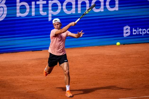 HAMBURG, GERMANY - MAY 21: Alexandre Muller of France plays a forehand in his Men s Singles Second Round match against Alexander Zverev of Germany during Day Five of the Bitpanda Hamburg Open at Am Rothenbaum on May 21, 2025 in Hamburg, Germany. (Photo by Rene Nijhuis) SPO  Copyright: xRenexNijhuis