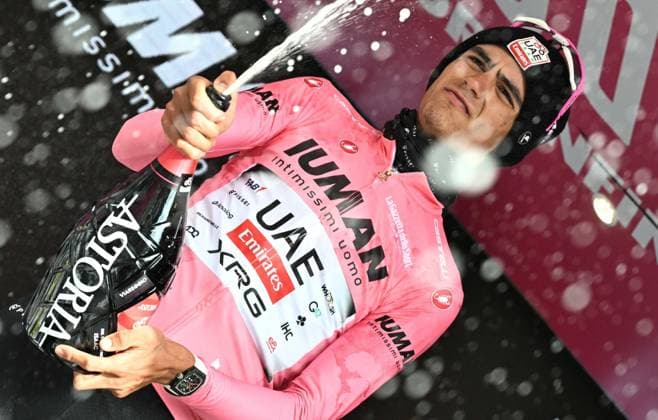 May 21, 2025, Castelnovo Ne Monti, ITALY: Mexican rider Isaac Del Toro Romero of Uae Team Emirates Xrg retaining the overall leader s pink jersey, retaining the overall leader s pink jersey, poses on the podium after the 11th stage of the 108 Giro d Italia 2025, cycling race over 186 km from Viareggio to Castelnovo Ne Monti, Italy, 21 May 2025. ANSA LUCA ZENNARO Giro D Italia Cycling Tour - Stage 11  - ZUMAa110 20250521_zaf_a110_030 Copyright: xLucaxZennarox