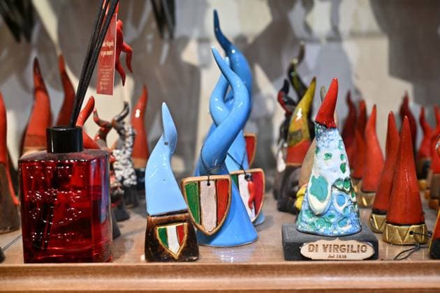 Foto IPP Felice De Martino Napoli 21 05 2025 Preparati al centro storico per eventuale vittoria scudetto del calcio Napoli Nella foto: Corno porta fortuna cornini Italy Photo Press World Copyright Napoli italy Italia ITALY  Copyright: xR4924_italyphotopressx