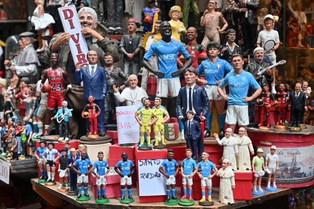 Foto IPP Felice De Martino Napoli 21 05 2025 Preparati al centro storico per eventuale vittoria scudetto del calcio Napoli Nella foto: Statuetta di Pedro della Lazio Italy Photo Press World Copyright Napoli italy Italia ITALY  Copyright: xR4924_italyphotopressx