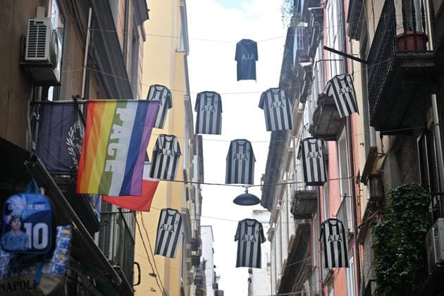 Sport Bilder des Tages Foto IPP Felice De Martino Napoli 21 05 2025 Preparati al centro storico per eventuale vittoria scudetto del calcio Napoli Nella foto: Via San Biagio dei librai Italy Photo Press World Copyright Napoli italy Italia ITALY  Copyright: xR4924_italyphotopressx