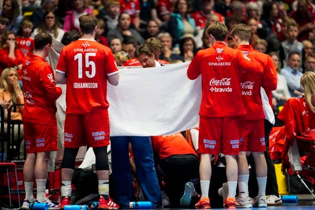 Handball, Kolstad - Elversum, coach Christian Berge has to be treated on the sidelines