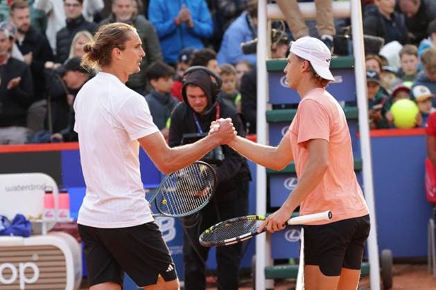 GER, Hamburg, xFSx , ATP 500 , Mens Tennis Tournament Bitpanda Hamburg Open 2025, Round of 16 21 05 2025 Alexander Zverev GER congratulates Alexandre Muller FRA on his victory Copyright: HMBxMedia FernandoxSoares