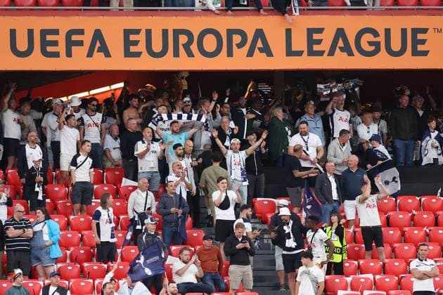 Bilbao, Spain 21 05 2025 Uefa Europa League Final 2025 Tottenham Hotspur Manchester United v l , Tottenham Hotspur fans greet the team Copyright: JoaquimxFerreira