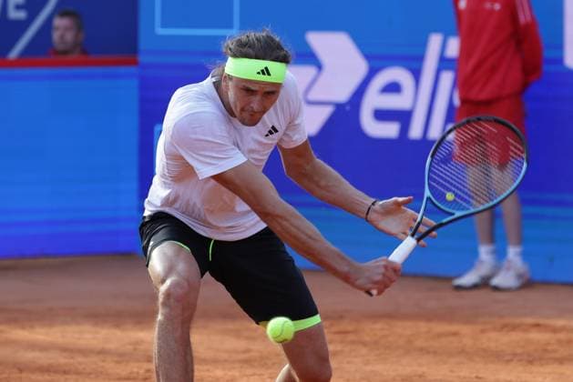 GER, Hamburg, xFSx , ATP 500 , Mens Tennis Tournament Bitpanda Hamburg Open 2025, Round of 16 21 05 2025 Alexander Zverev GER plays a backhand Copyright: HMBxMedia FernandoxSoares