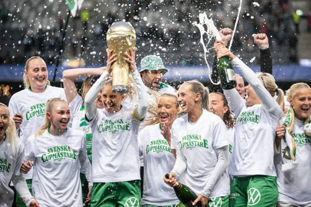 250521 Hammarbys players cheer with the trophy after the final of the Swedish Cup between Hammarby and IFK Norrköping on May 21, 2025 in Stockholm  Copyright: MAXIMxTHORE BB250521MT090