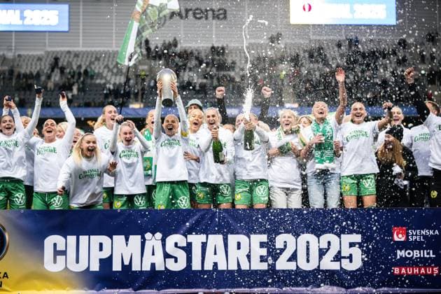 250521 Hammarbys players cheer with the trophy after the final of the Swedish Cup between Hammarby and IFK Norrköping on May 21, 2025 in Stockholm  Copyright: MAXIMxTHORE BB250521MT091
