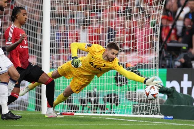 Bilbao, Spain 21 05 2025 Uefa Europa League Final 2025 Tottenham Hotspur Manchester United v l , Leny Yoro Manchester United , Goalkeeper, Guglielmo Vicario Tottenham Hotspur in action, in action, Copyright: JoaquimxFerreira