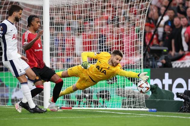 Bilbao, Spain 21 05 2025 Uefa Europa League Final 2025 Tottenham Hotspur Manchester United v l , Leny Yoro Manchester United , Goalkeeper, Guglielmo Vicario Tottenham Hotspur in action, in action, Copyright: JoaquimxFerreira