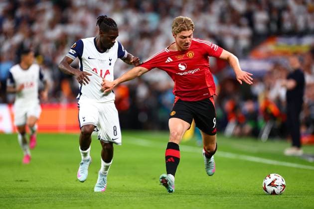 Yves Bissouma of Tottenham Hotspur and Rasmus Hojlund of Manchester United, ManU Tottenham Hotspur v Manchester United, Europa League Final, Football, San Mames Stadium, Bilbao, Spain - 21 May 2025 EDITORIAL USE ONLY No use with unauthorised audio, video, data, fixture lists, club league logos or live services. Online in-match use limited to 120 images, no video emulation. No use in betting, games or single club league player publications. Copyright: xJamesxMarsh Shutterstockx 15312890cf