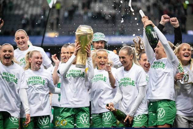 250521 Hammarbys players cheer with the trophy after the final of the Swedish Cup between Hammarby and IFK Norrköping on May 21, 2025 in Stockholm  Copyright: MAXIMxTHORE BB250521MT092