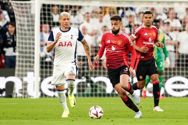 21 05 2025, Bilbao, San Mames, UEFA Europa League Final, Yves Bissouma 8 Tottenham, left and Noussair Mazraoui 3 Manchester United, right battle for the ball duel Bilbao San Mames Basque Country Spain Copyright: xJustPictures.ch DanielaxPorcellix jp-en-DaPo-20250521-DP109486