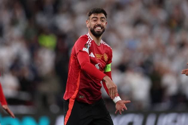 Bilbao, Spain 21 05 2025 Uefa Europa League Final 2025 Tottenham Hotspur Manchester United v l , Bruno Fernandes Manchester United , gives instructions, gesticulates, gesticulate with arms gives instructions, gesticulate Copyright: JoaquimxFerreira