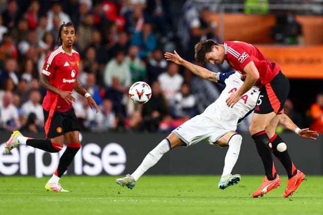 Dominic Solanke of Tottenham Hotspur and Harry Maguire of Manchester United, ManU Tottenham Hotspur v Manchester United, Europa League Final, Football, San Mames Stadium, Bilbao, Spain - 21 May 2025 EDITORIAL USE ONLY No use with unauthorised audio, video, data, fixture lists, club league logos or live services. Online in-match use limited to 120 images, no video emulation. No use in betting, games or single club league player publications.  Copyright: xJamesxMarsh Shutterstockx 15312890cp