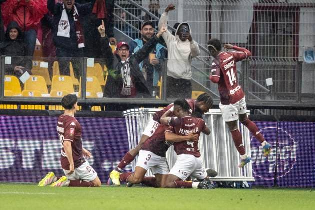 FOOTBALL : Metz FC vs Reims. - Tour de Barrage Match Aller. Stade Saint-Symphorien de Metz 21 05 2025 Joie des joueurs de Metz apres le but de UDOL MATTHIEU 3  Copyright: xelyxandroxcegarrax