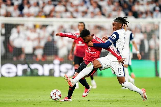 21 05 2025, Bilbao, San Mames, UEFA Europa League Final, Amad Diallo 16 Manchester United, left and Destiny Udogie 13 Tottenham, right battle for the ball duel Bilbao San Mames Basque Country Spain Copyright: xJustPictures.ch DanielaxPorcellix jp-en-DaPo-20250521-DP109599