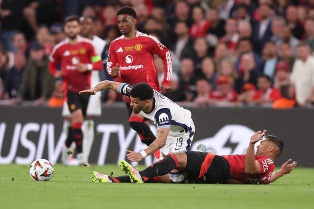 Bilbao, Spain, 21st May 2025. Dominic Solanke of Tottenham and Casemiro of Manchester United, ManU challenge for the ball during the Tottenham Hotspur vs Manchester United UEFA Europa League Final match at San Mames, Bilbao. Picture credit should read: David Klein Sportimage EDITORIAL USE ONLY. No use with unauthorised audio, video, data, fixture lists, club league logos or live services. Online in-match use limited to 120 images, no video emulation. No use in betting, games or single club league player publications. SPI_089_DK_Tottenham_Man_Utd SPI-3943-0089