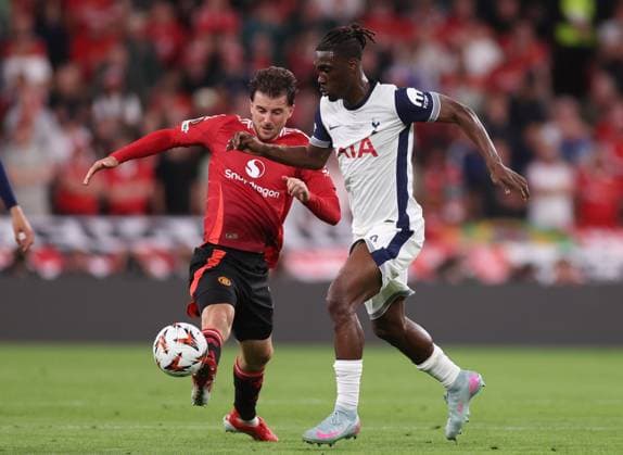 Bilbao, Spain, 21st May 2025. Mason Mount of Manchester United, ManU and Yves Bissouma of Tottenham challenge for the ball during the Tottenham Hotspur vs Manchester United UEFA Europa League Final match at San Mames, Bilbao. Picture credit should read: David Klein Sportimage EDITORIAL USE ONLY. No use with unauthorised audio, video, data, fixture lists, club league logos or live services. Online in-match use limited to 120 images, no video emulation. No use in betting, games or single club league player publications. SPI_093_DK_Tottenham_Man_Utd SPI-3943-0093