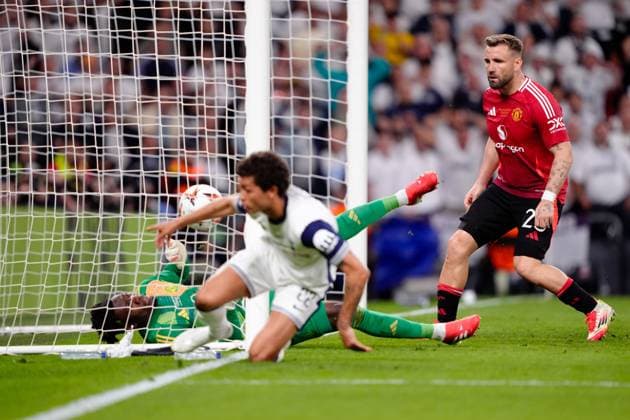 Luke Shaw of Manchester United, ManU appears to score an own goal to make it 1-0 to Tottenham Hotspur but Brennan Johnson of Tottenham Hotspur claims it Tottenham Hotspur v Manchester United, Europa League Final, Football, San Mames Stadium, Bilbao, Spain - 21 May 2025 EDITORIAL USE ONLY No use with unauthorised audio, video, data, fixture lists, club league logos or live services. Online in-match use limited to 120 images, no video emulation. No use in betting, games or single club league player publications. Copyright: xGokhanxTaner Shutterstockx 15312892dn