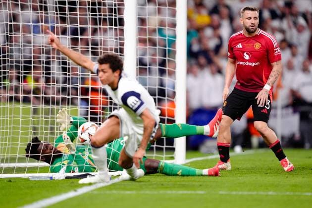 Luke Shaw of Manchester United, ManU appears dejected as Brennan Johnson of Tottenham Hotspur scores the opening goal Tottenham Hotspur v Manchester United, Europa League Final, Football, San Mames Stadium, Bilbao, Spain - 21 May 2025 EDITORIAL USE ONLY No use with unauthorised audio, video, data, fixture lists, club league logos or live services. Online in-match use limited to 120 images, no video emulation. No use in betting, games or single club league player publications. Copyright: xGokhanxTaner Shutterstockx 15312892du