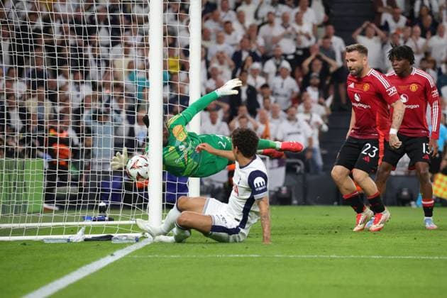 Spain - UEFA Europa League Cup Final - Tottenham Hotspur vs Manchester United, ManU - 21 05 2025 SPAIN, BILBAO, MAY 21. Brennan Johnson of Tottenham Hotspur scores his side™s opening goal under pressure from Andre Onana of Manchester United during the UEFA Europa League 2024 25 final football match between Tottenham Hotspur and Manchester United, on May 21, 2025 at Estadio de San Mames in Bilbao, Spain. Photo by Manuel Blondeau AOP.Press Bilbao Estadio de San Mames Basque Country Spain Copyright: x ManuelxBlondeau AOP.Pressx 20250521 001
