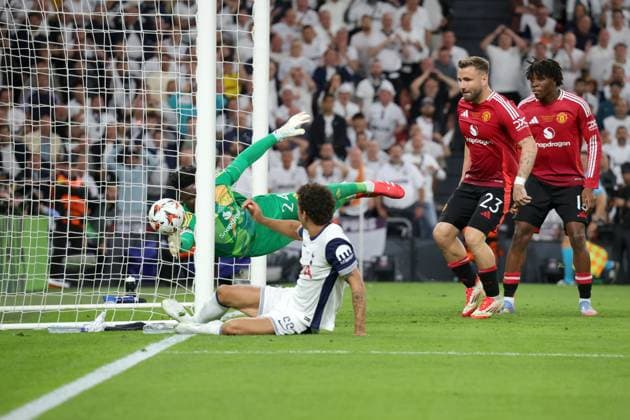 Spain - UEFA Europa League Cup Final - Tottenham Hotspur vs Manchester United, ManU - 21 05 2025 SPAIN, BILBAO, MAY 21. Brennan Johnson of Tottenham Hotspur scores his side™s opening goal under pressure from Andre Onana of Manchester United during the UEFA Europa League 2024 25 final football match between Tottenham Hotspur and Manchester United, on May 21, 2025 at Estadio de San Mames in Bilbao, Spain. Photo by Manuel Blondeau AOP.Press Bilbao Estadio de San Mames Basque Country Spain Copyright: x ManuelxBlondeau AOP.Pressx 20250521 002