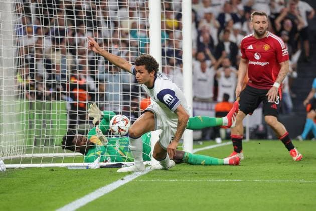 Spain - UEFA Europa League Cup Final - Tottenham Hotspur vs Manchester United, ManU - 21 05 2025 SPAIN, BILBAO, MAY 21. Brennan Johnson of Tottenham Hotspur scores his side™s opening goal under pressure from Andre Onana of Manchester United during the UEFA Europa League 2024 25 final football match between Tottenham Hotspur and Manchester United, on May 21, 2025 at Estadio de San Mames in Bilbao, Spain. Photo by Manuel Blondeau AOP.Press Bilbao Estadio de San Mames Basque Country Spain Copyright: x ManuelxBlondeau AOP.Pressx 20250521 003