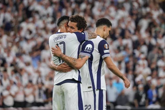 Spain - UEFA Europa League Cup Final - Tottenham Hotspur vs Manchester United, ManU - 21 05 2025 SPAIN, BILBAO, MAY 21. Brennan Johnson of Tottenham Hotspur celebrates with Cristian Romero of Tottenham Hotspurafter scoring his side™s opening goal during the UEFA Europa League 2024 25 final football match between Tottenham Hotspur and Manchester United, on May 21, 2025 at Estadio de San Mames in Bilbao, Spain. Photo by Manuel Blondeau AOP.Press Bilbao Estadio de San Mames Basque Country Spain Copyright: x ManuelxBlondeau AOP.Pressx 20250521 009