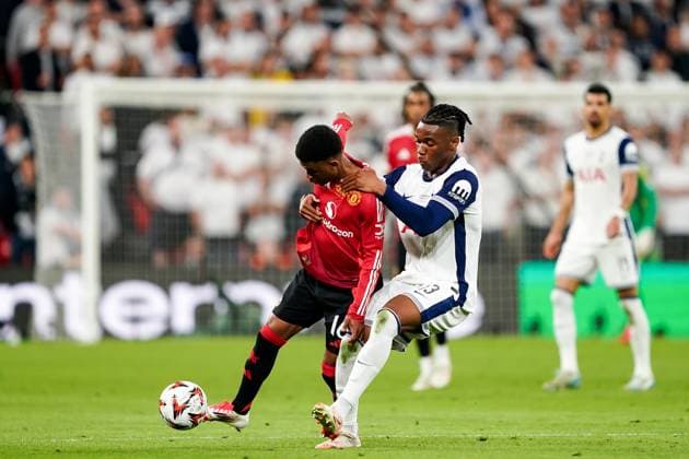 21 05 2025, Bilbao, San Mames, UEFA Europa League Final, Amad Diallo 16 Manchester United, left and Destiny Udogie 13 Tottenham, right battle for the ball duel Bilbao San Mames Basque Country Spain Copyright: xJustPictures.ch DanielaxPorcellix jp-en-DaPo-20250521-DP109600