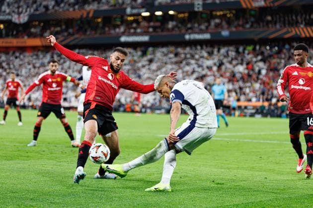 Noussair Mazraoui and Richarlison seen during UEFA Europa League 2025 final game between Tottenham Hotspur FC and Manchester United, ManU FC (Maciej Rogowski) Bilbao San Mames Spain Copyright: xMaciejxRogowskix tottenhammanu2425-18