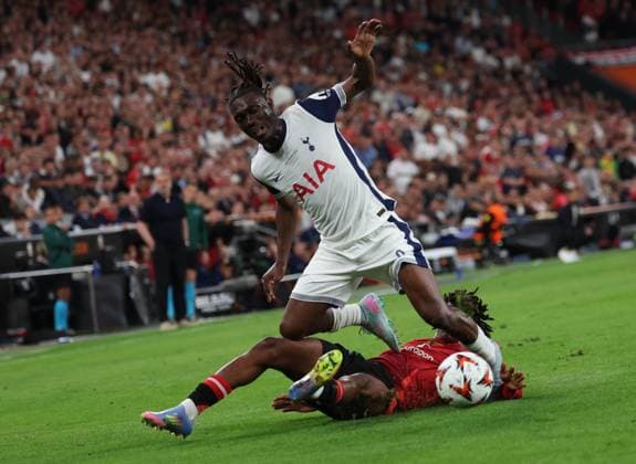 May 21, 2025, Bilbao, Catalogna, Spagna: During the UEFA Europa League Final 2024 25 match on 21 05 2025 in Bilbao, between the English teams Manchester United, ManU vs Tottenham at the San MamoÂ¨s stadium.In Photo: Yves Bissouma of FC Tottenham Hotspur Bilbao Spagna - ZUMAs236 20250521_aap_s236_134 Copyright: xFabioxSassox