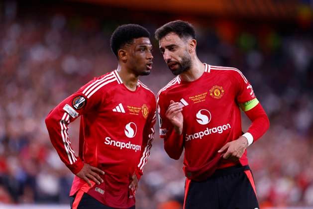 May 21, 2025, Bilbao, Vizcaya, Spain: Bruno Fernandes of Manchester United, ManU talks to Amad Diallo during the Final UEFA Europa League football match played between Tottenham Hotspur FC and Manchester United at San Mames stadium on May 21, 2025, in Bilbao, Vizcaya, Spain. Bilbao Spain - ZUMAa181 20250521_zaa_a181_033 Copyright: xDennisxAgyemanx