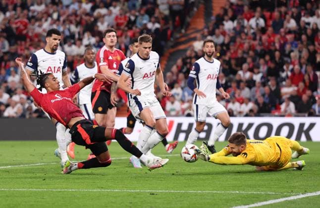Bilbao, Spain, 21st May 2025. Guglielmo Vicario of Tottenham gets to the ball ahead of Leny Yoro of Manchester United, ManU during the Tottenham Hotspur vs Manchester United UEFA Europa League Final match at San Mames, Bilbao. Picture credit should read: David Klein Sportimage EDITORIAL USE ONLY. No use with unauthorised audio, video, data, fixture lists, club league logos or live services. Online in-match use limited to 120 images, no video emulation. No use in betting, games or single club league player publications. SPI_135_DK_Tottenham_Man_Utd SPI-3943-0138
